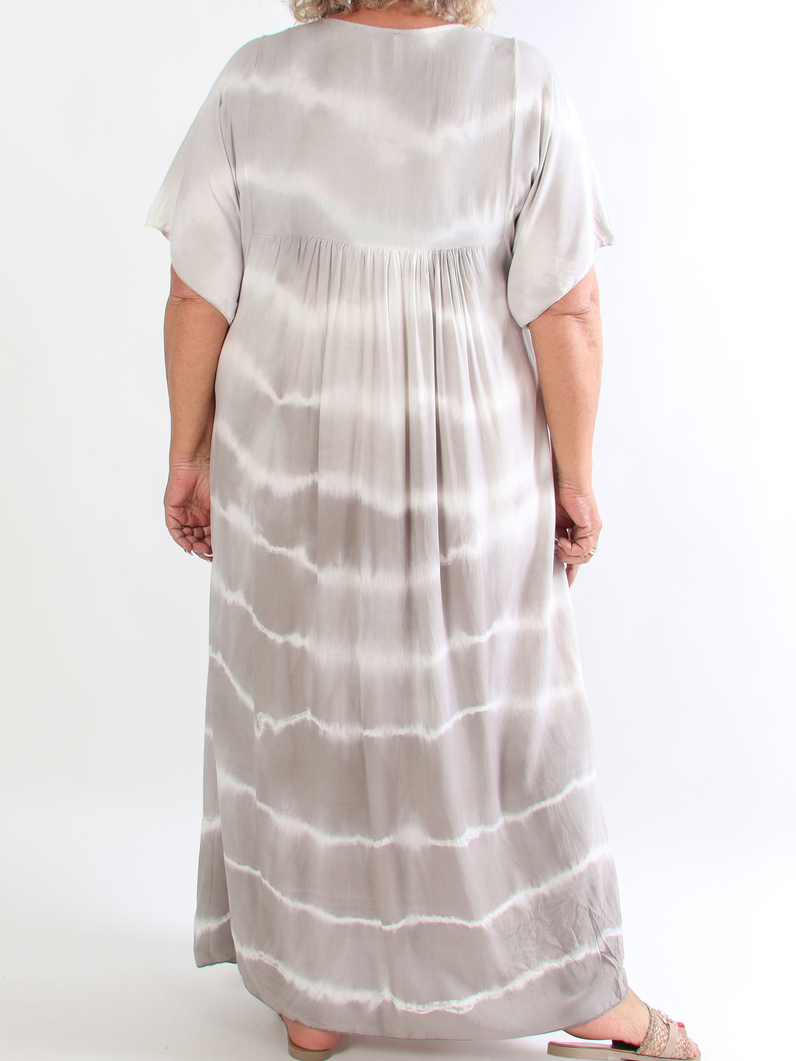 Safira - Let og luftig plus size kjole i bomuld med batikfarvet mønster